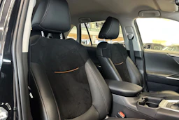musta Toyota RAV4 2022 kuva 34.