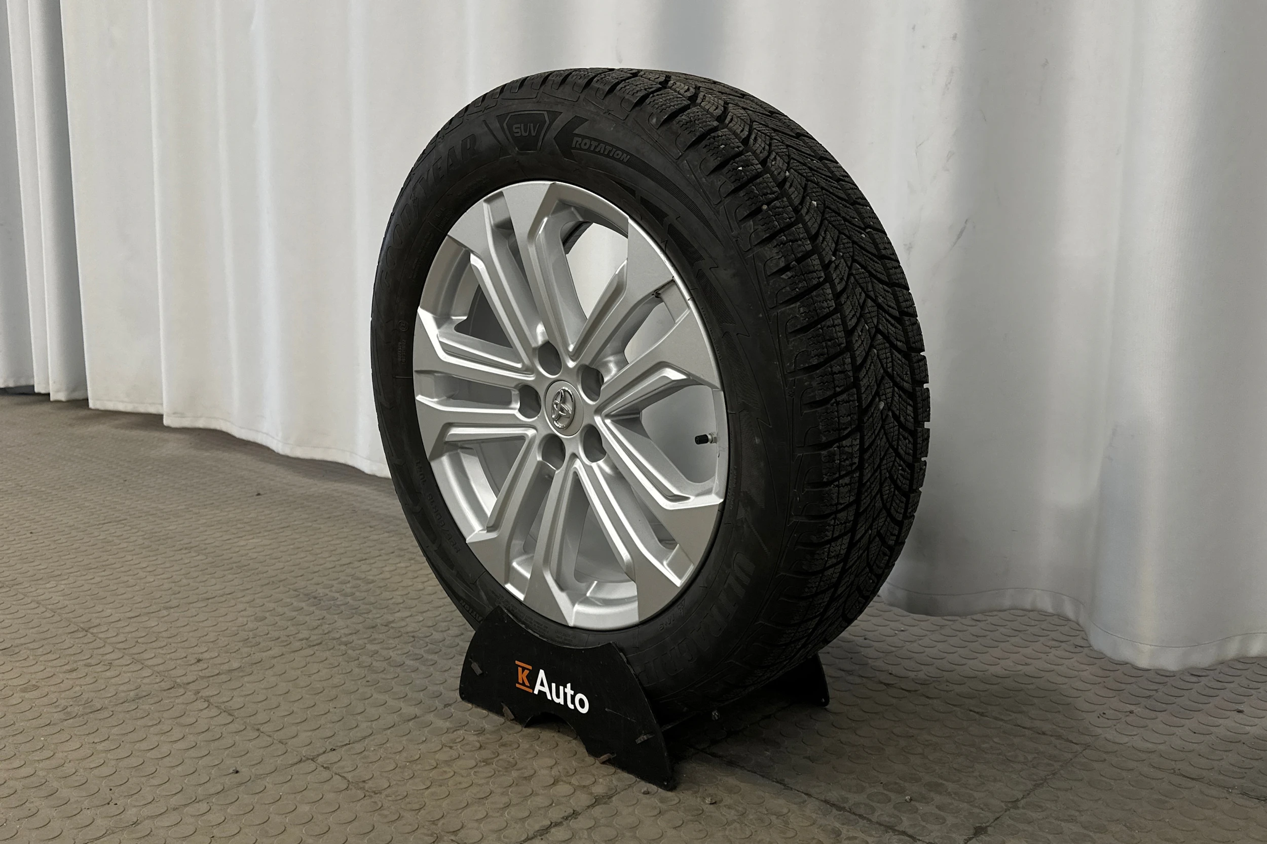 harmaa Toyota RAV4 2022 kuva 13.