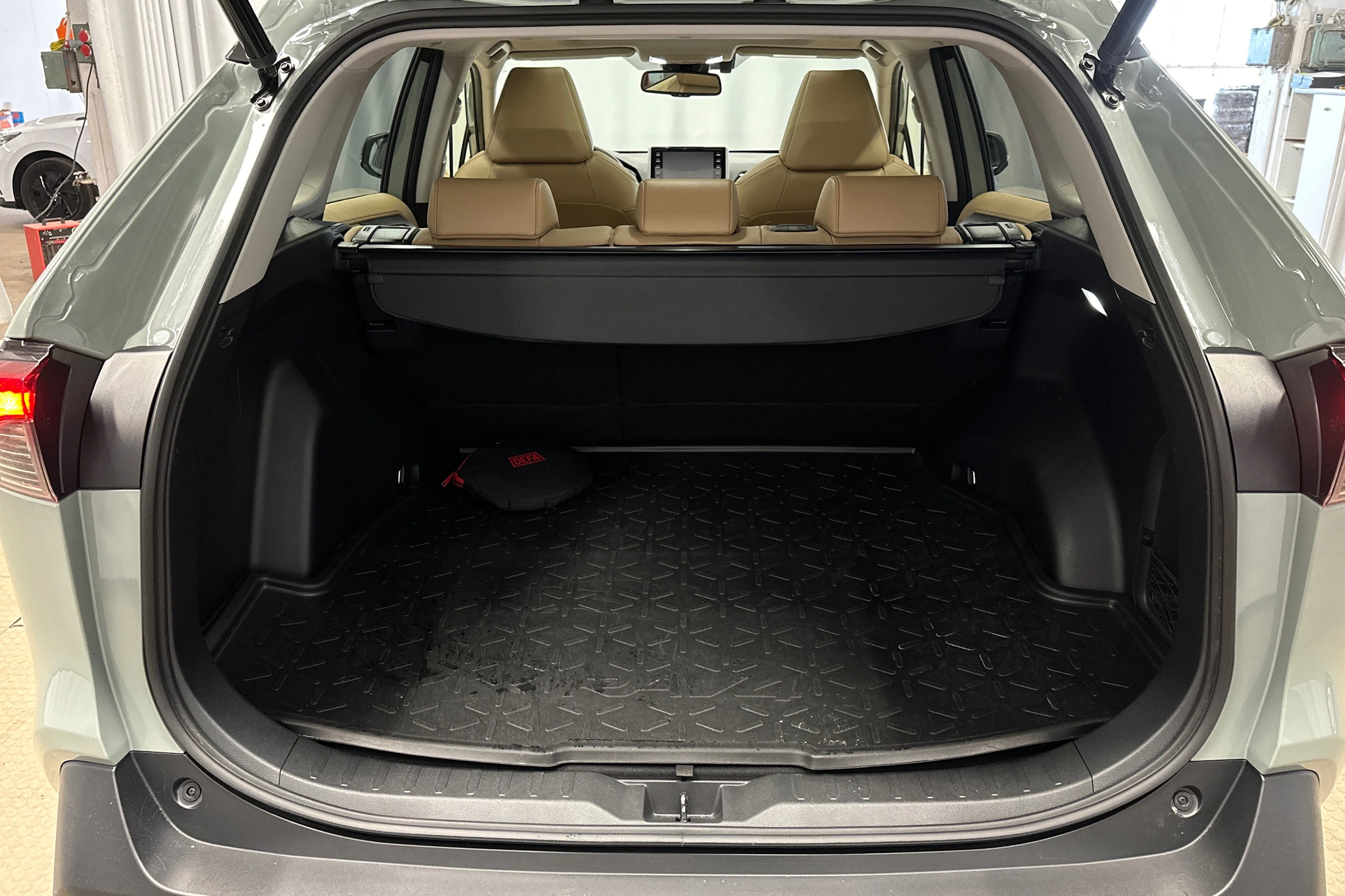 harmaa Toyota RAV4 2022 kuva 15.