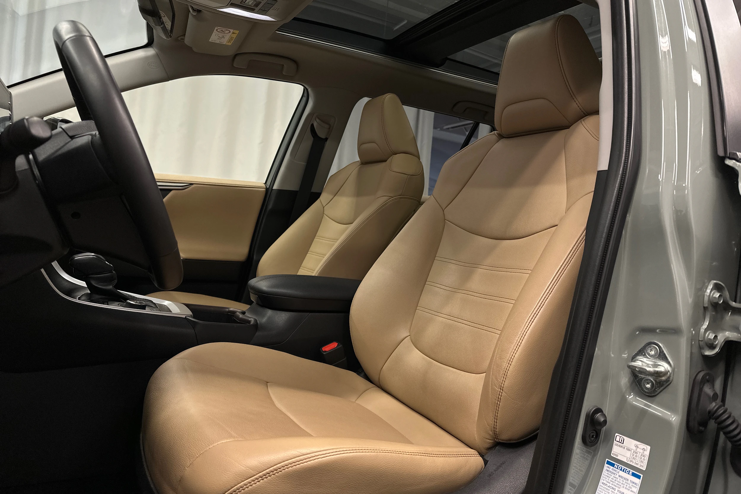 harmaa Toyota RAV4 2022 kuva 17.