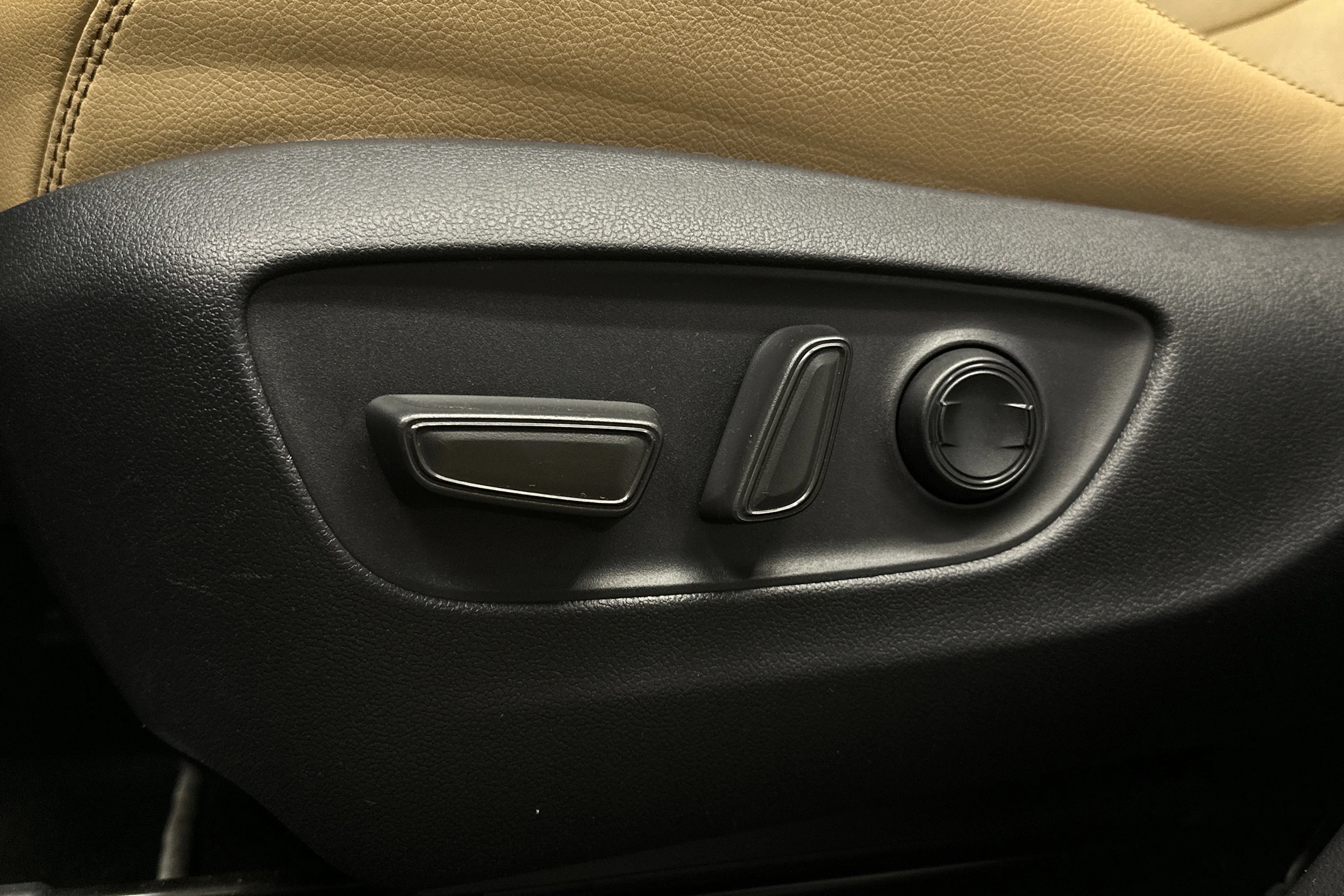 harmaa Toyota RAV4 2022 kuva 18.