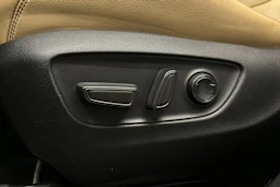 harmaa Toyota RAV4 2022 kuva 18.