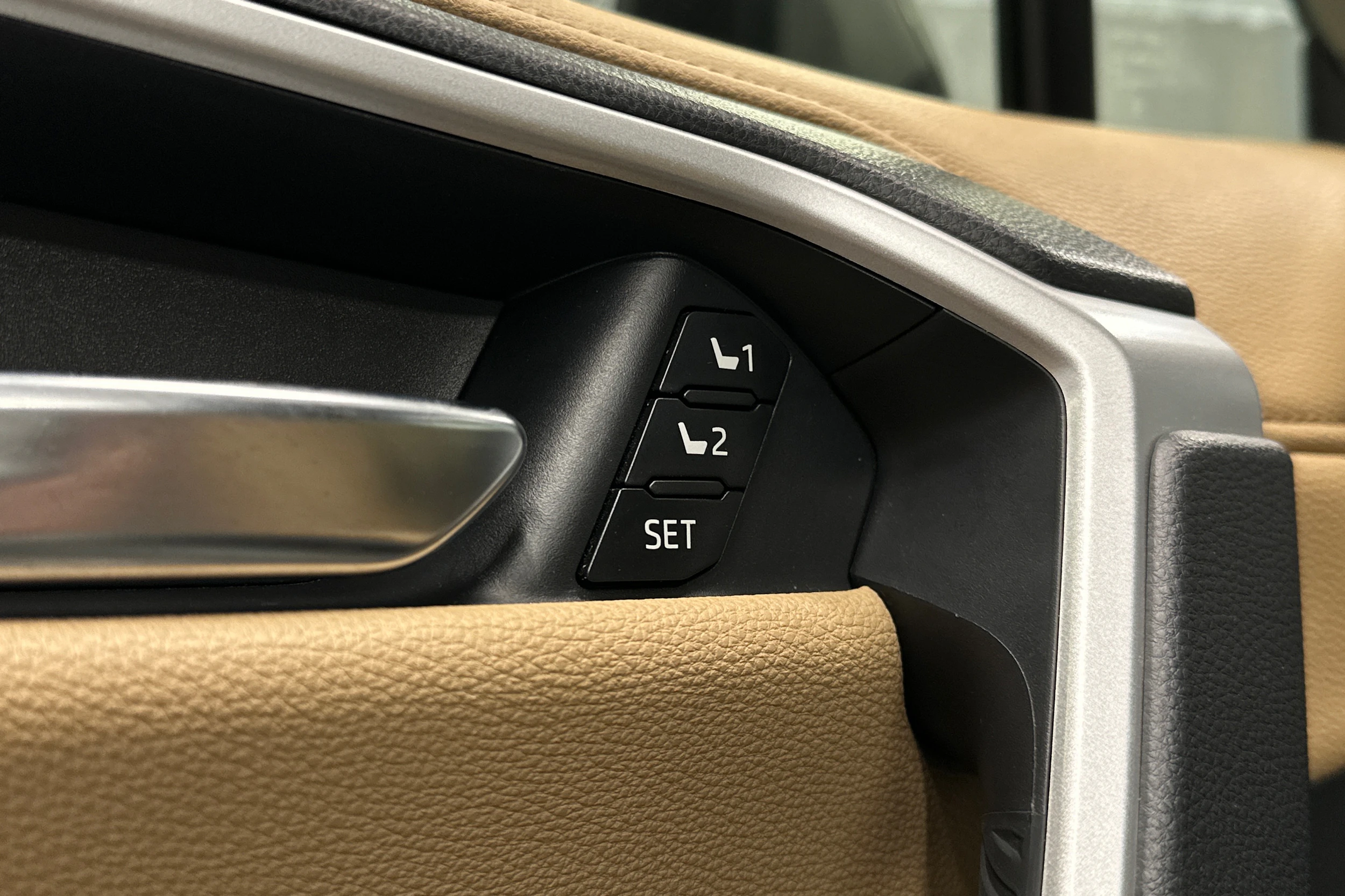 harmaa Toyota RAV4 2022 kuva 19.