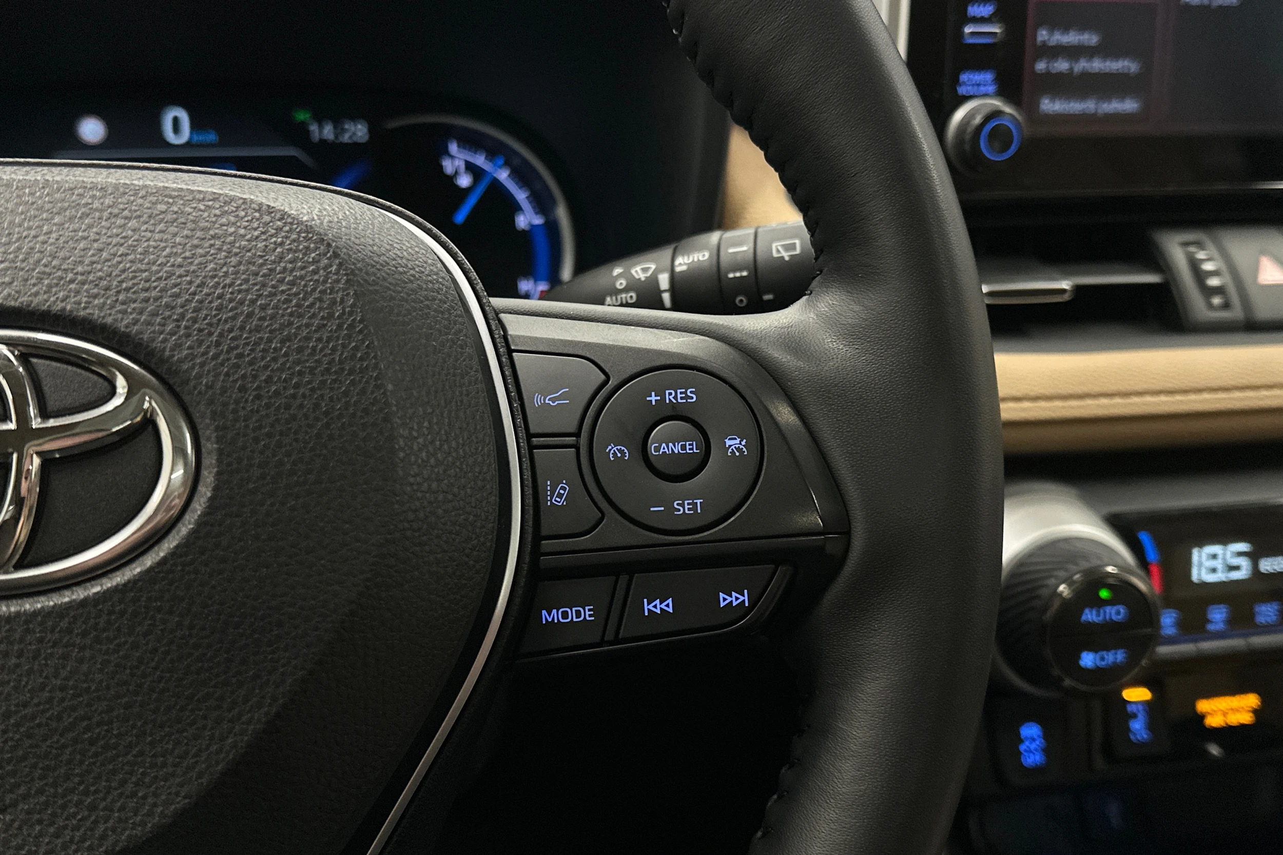 harmaa Toyota RAV4 2022 kuva 22.