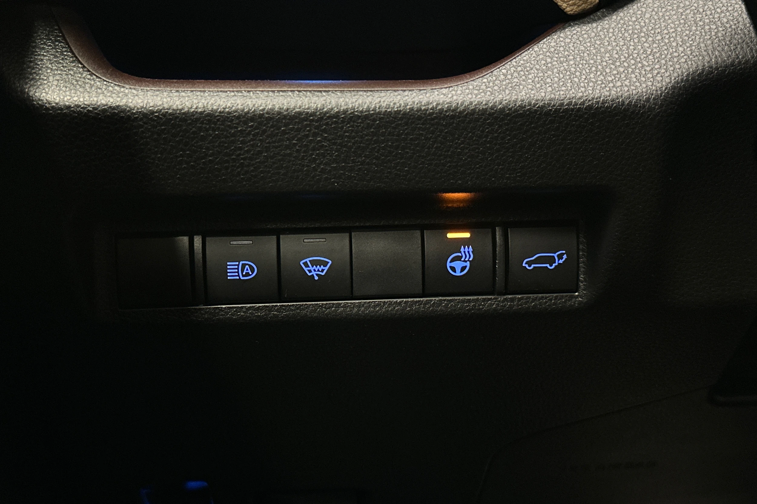 harmaa Toyota RAV4 2022 kuva 23.