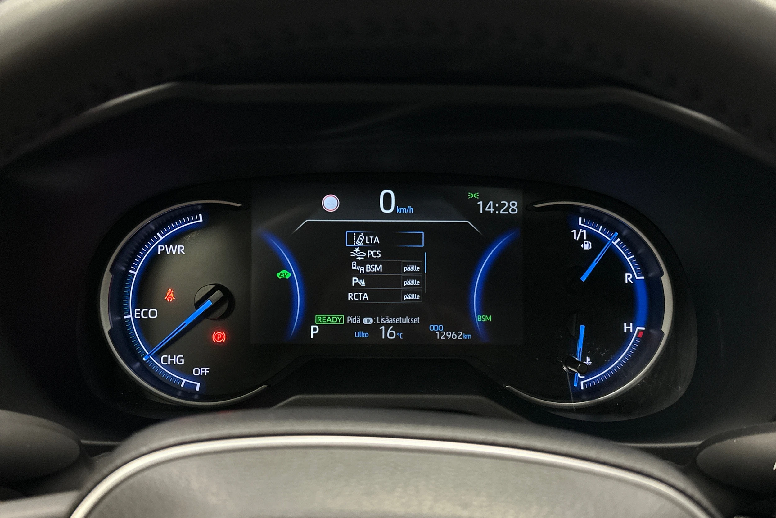 harmaa Toyota RAV4 2022 kuva 24.