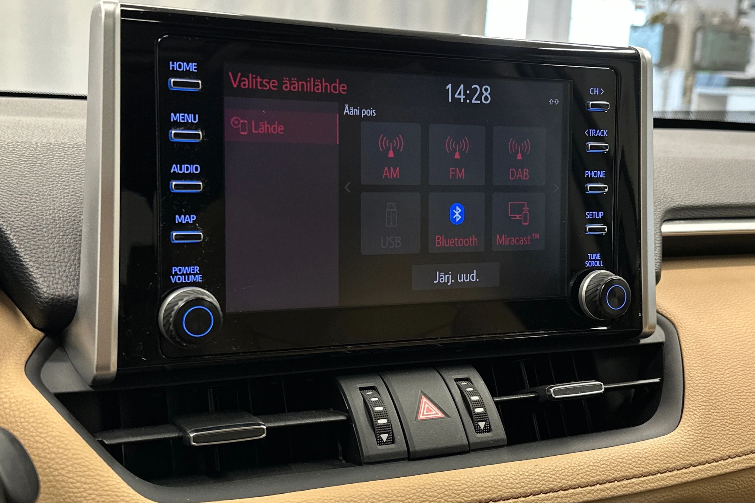 harmaa Toyota RAV4 2022 kuva 26.