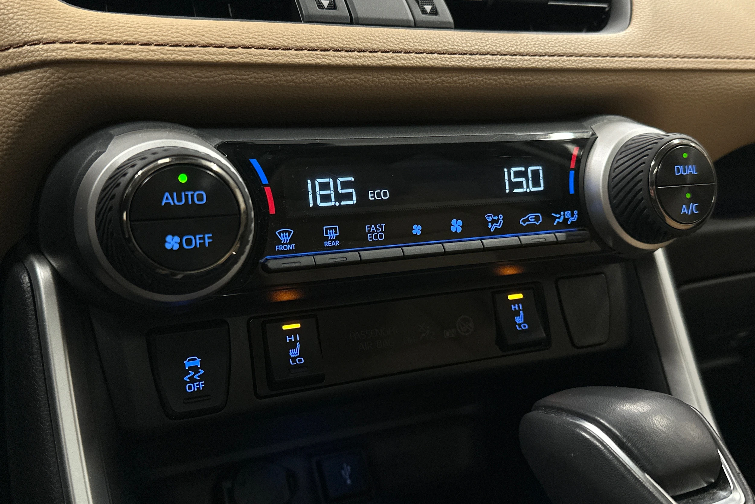 harmaa Toyota RAV4 2022 kuva 28.