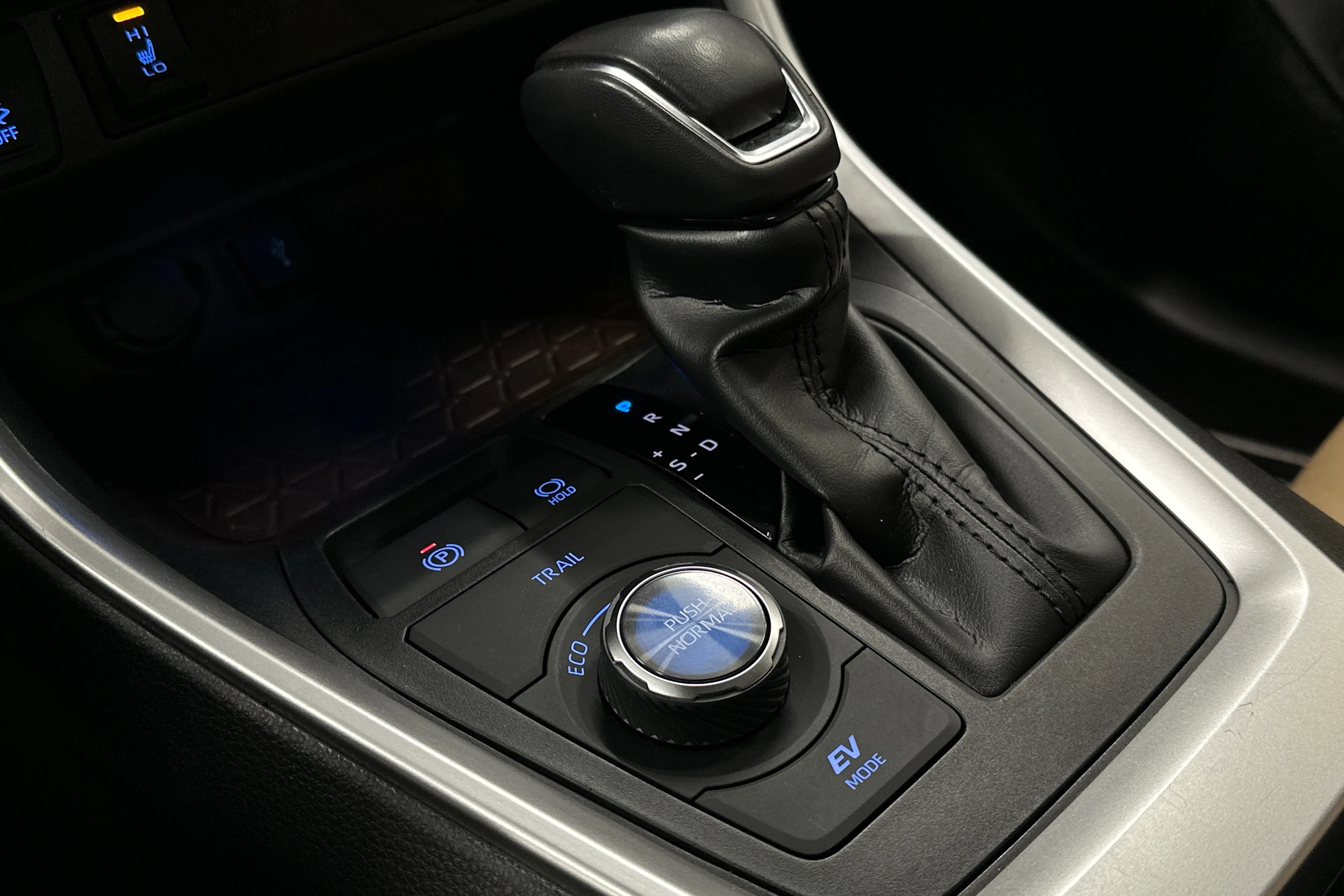 harmaa Toyota RAV4 2022 kuva 29.