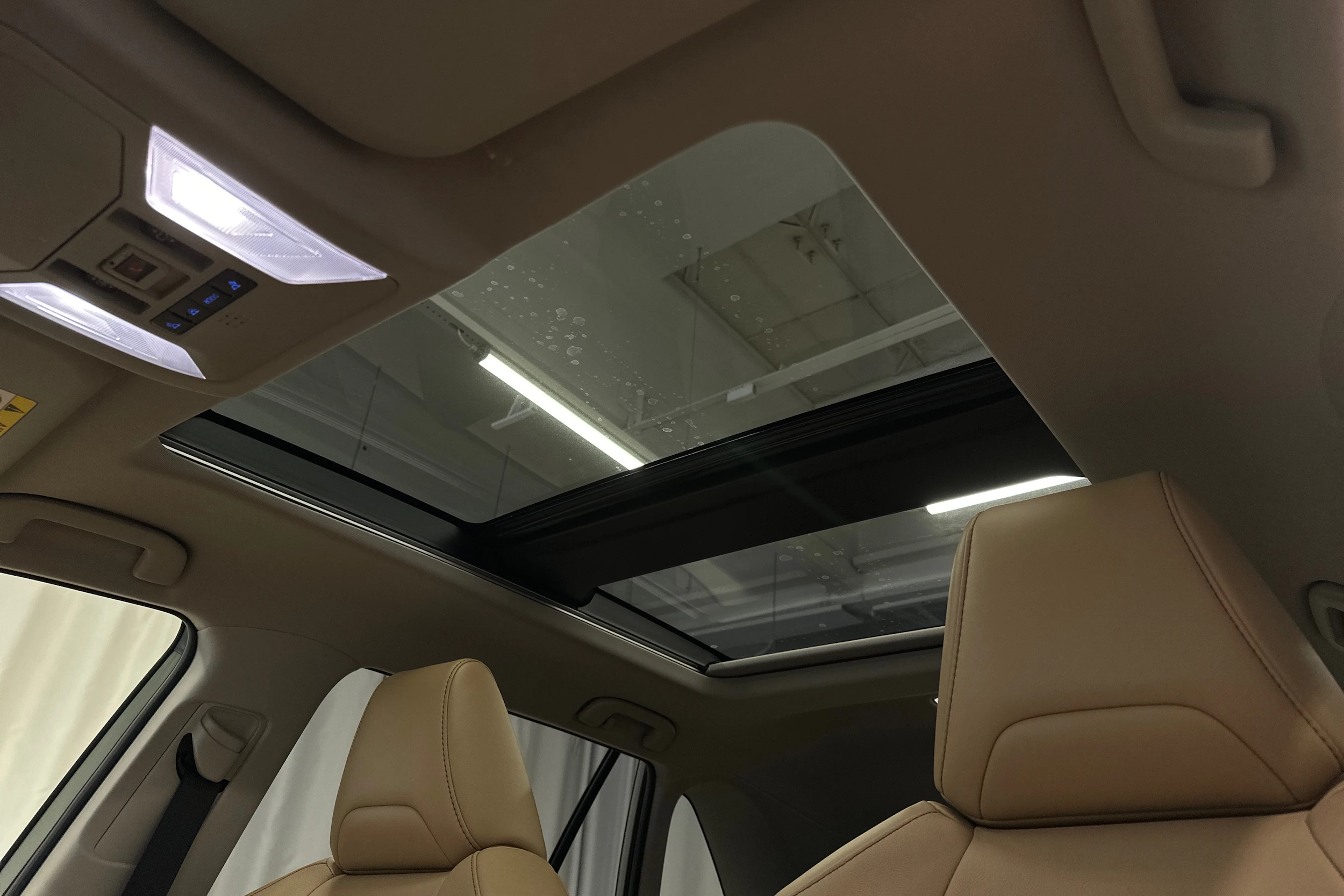 harmaa Toyota RAV4 2022 kuva 31.