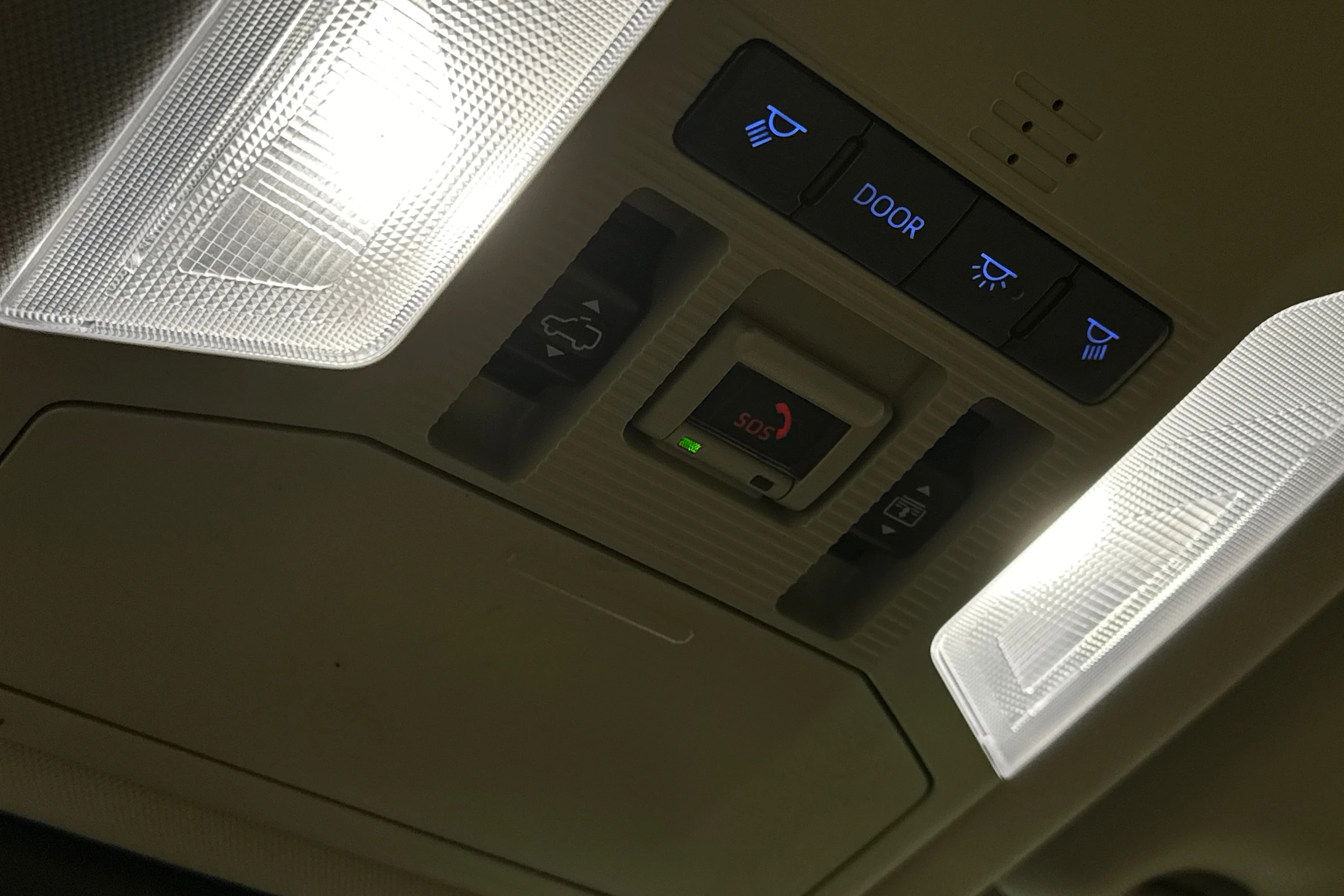 harmaa Toyota RAV4 2022 kuva 32.