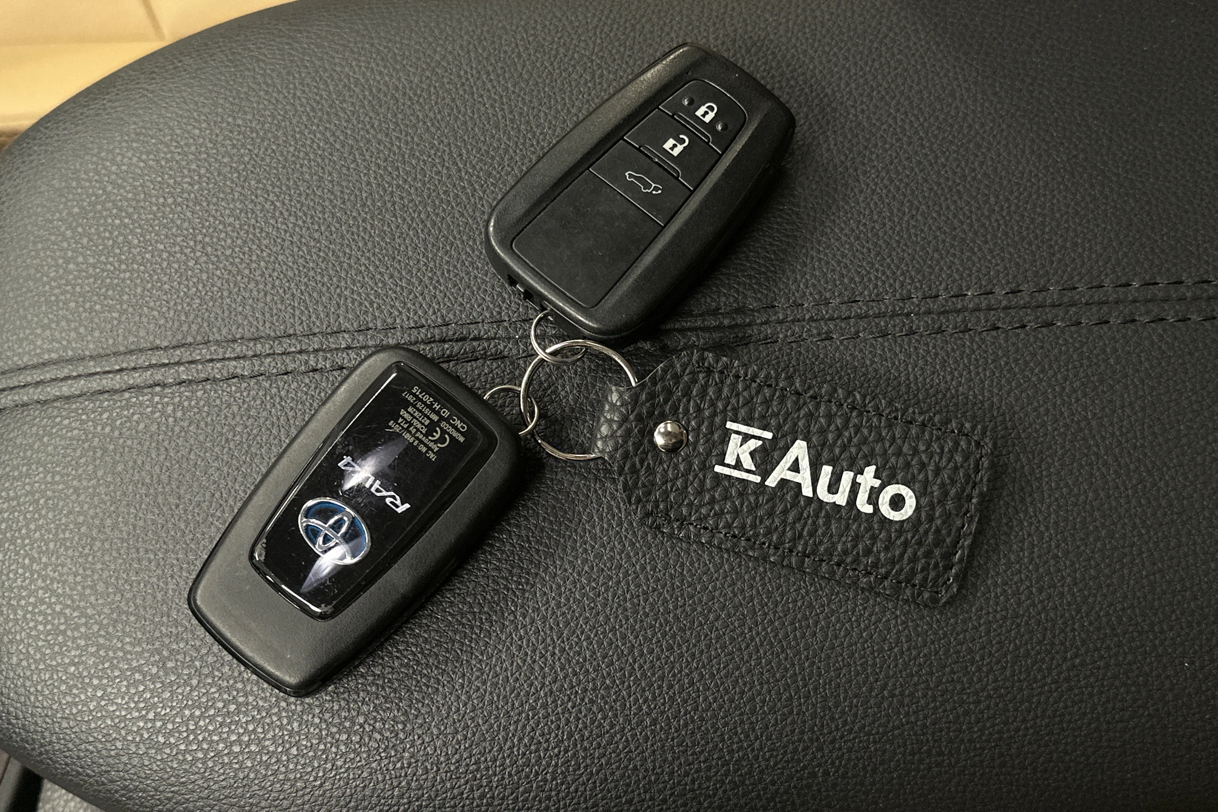 harmaa Toyota RAV4 2022 kuva 33.