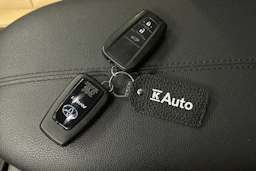 harmaa Toyota RAV4 2022 kuva 33.