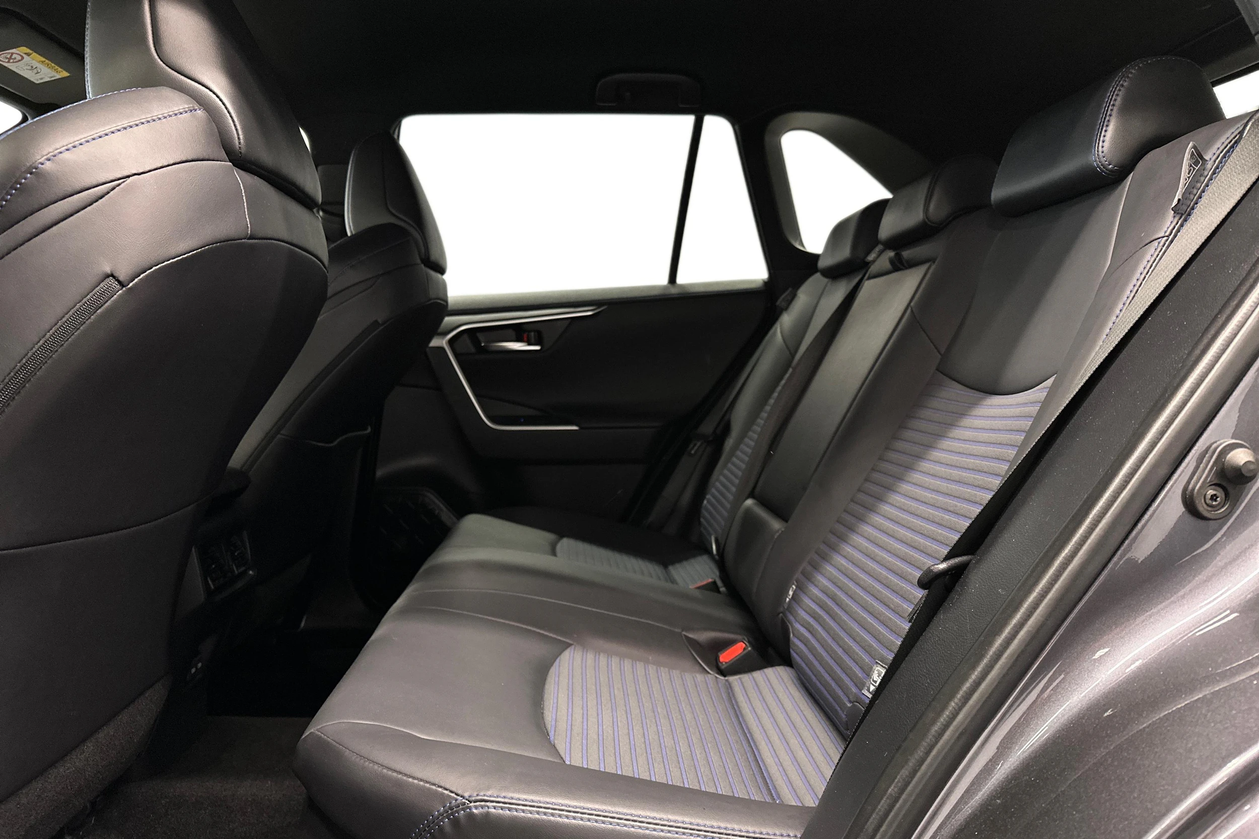 harmaa Toyota RAV4 2022 kuva 8.