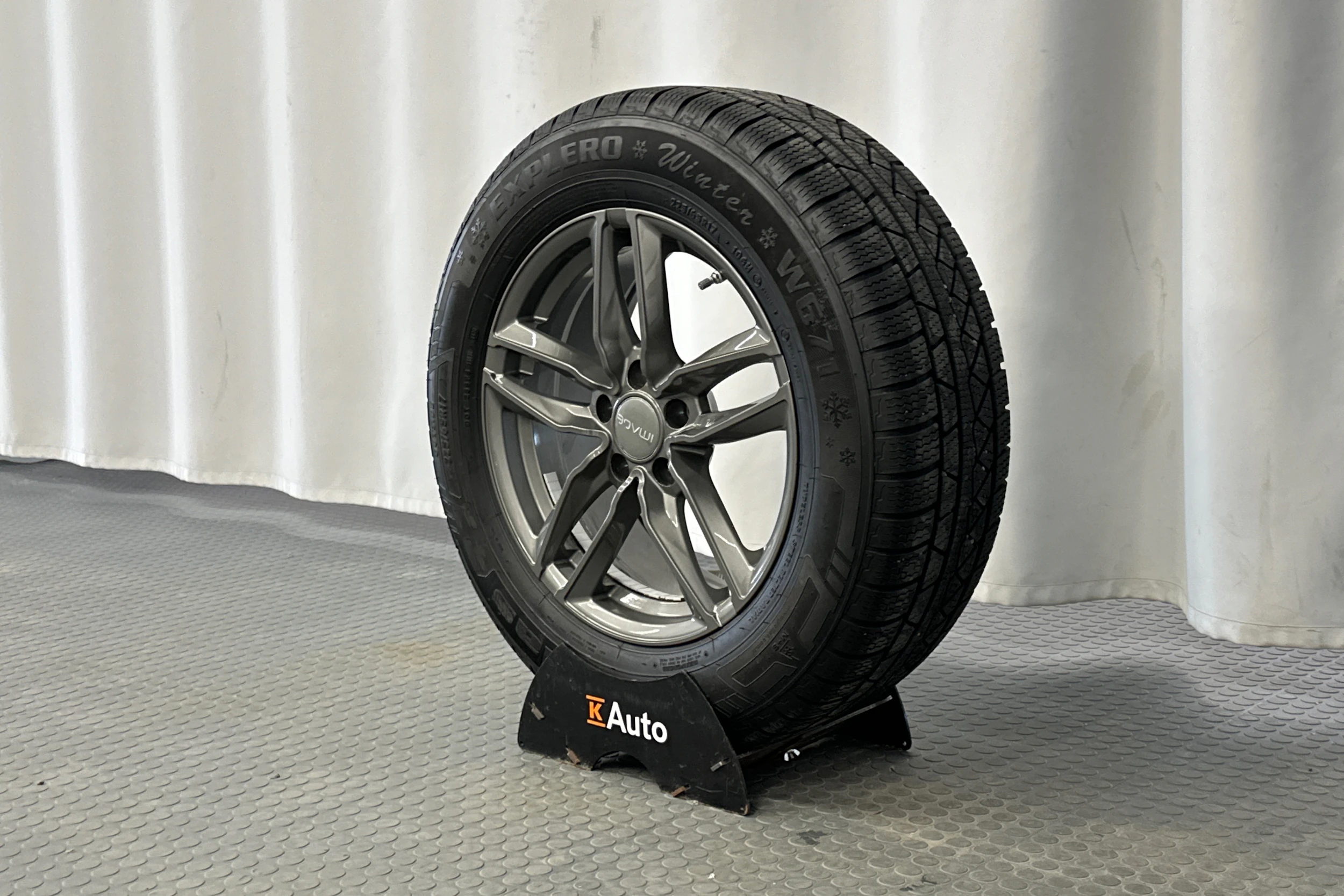 harmaa Toyota RAV4 2022 kuva 10.