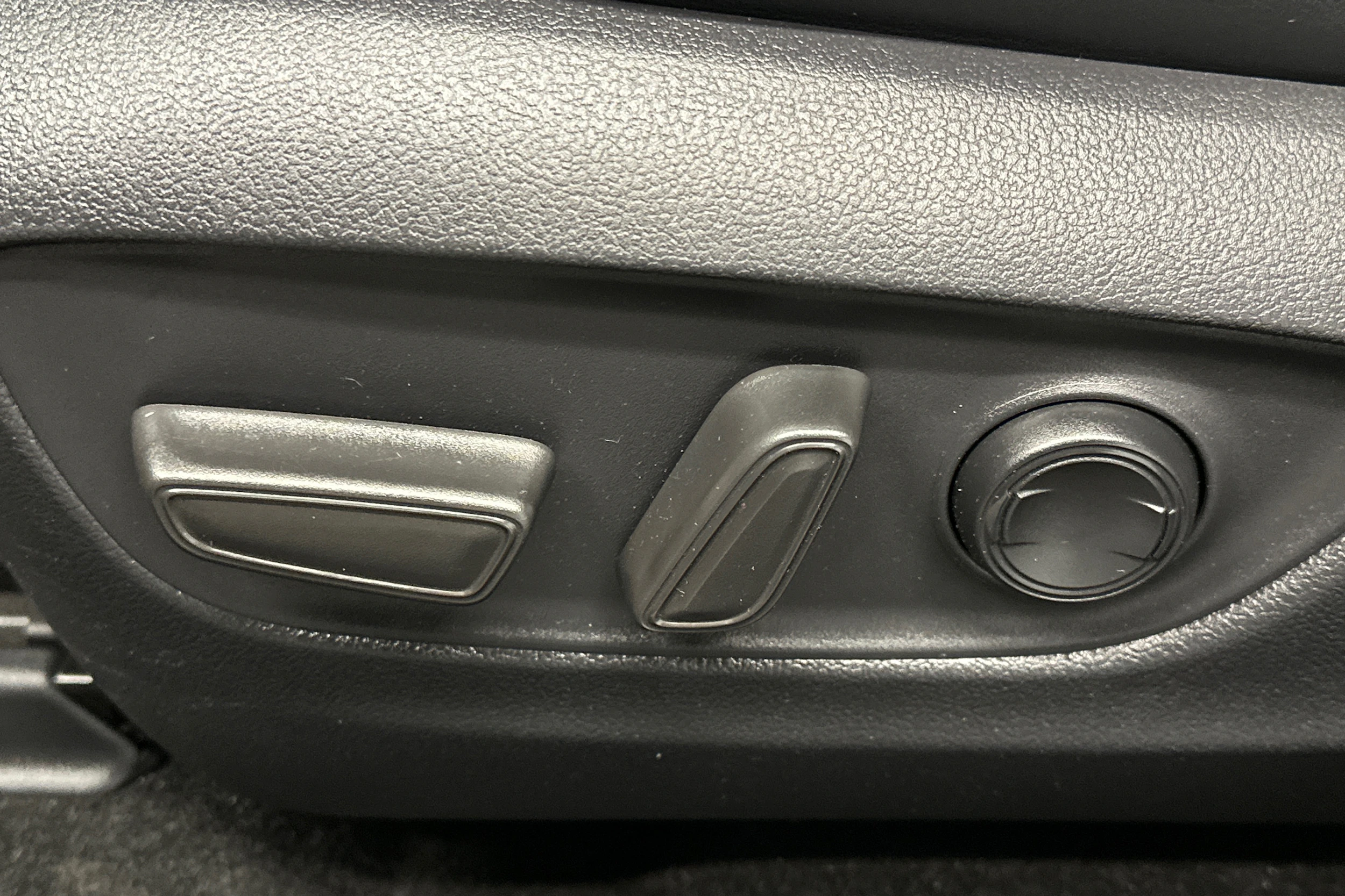 harmaa Toyota RAV4 2022 kuva 14.