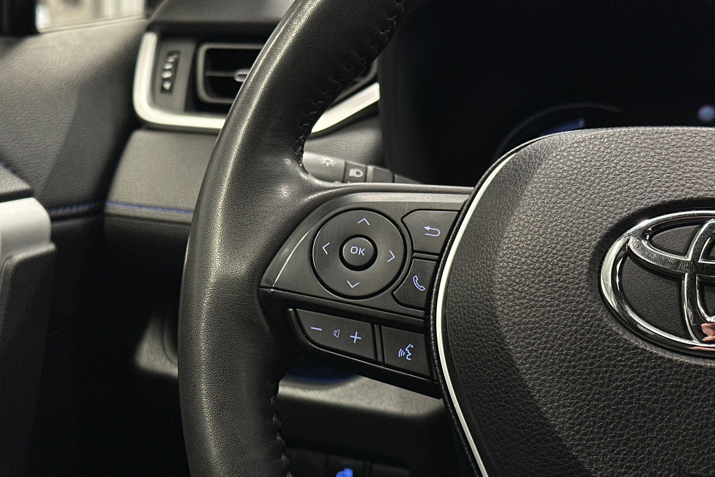 harmaa Toyota RAV4 2022 kuva 16.