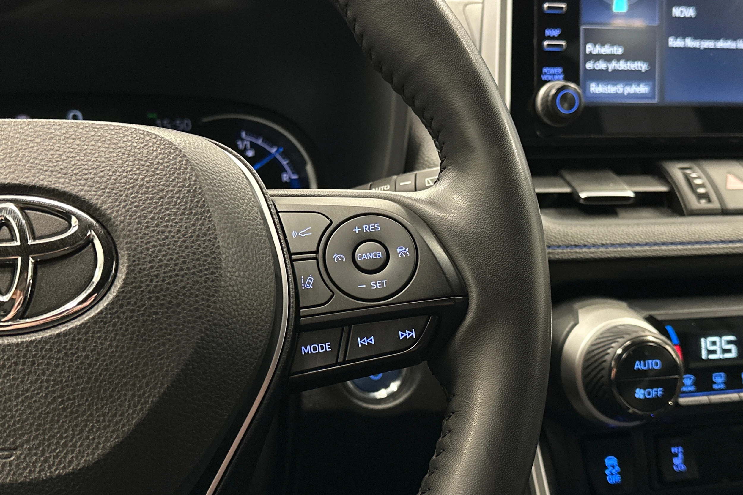 harmaa Toyota RAV4 2022 kuva 17.