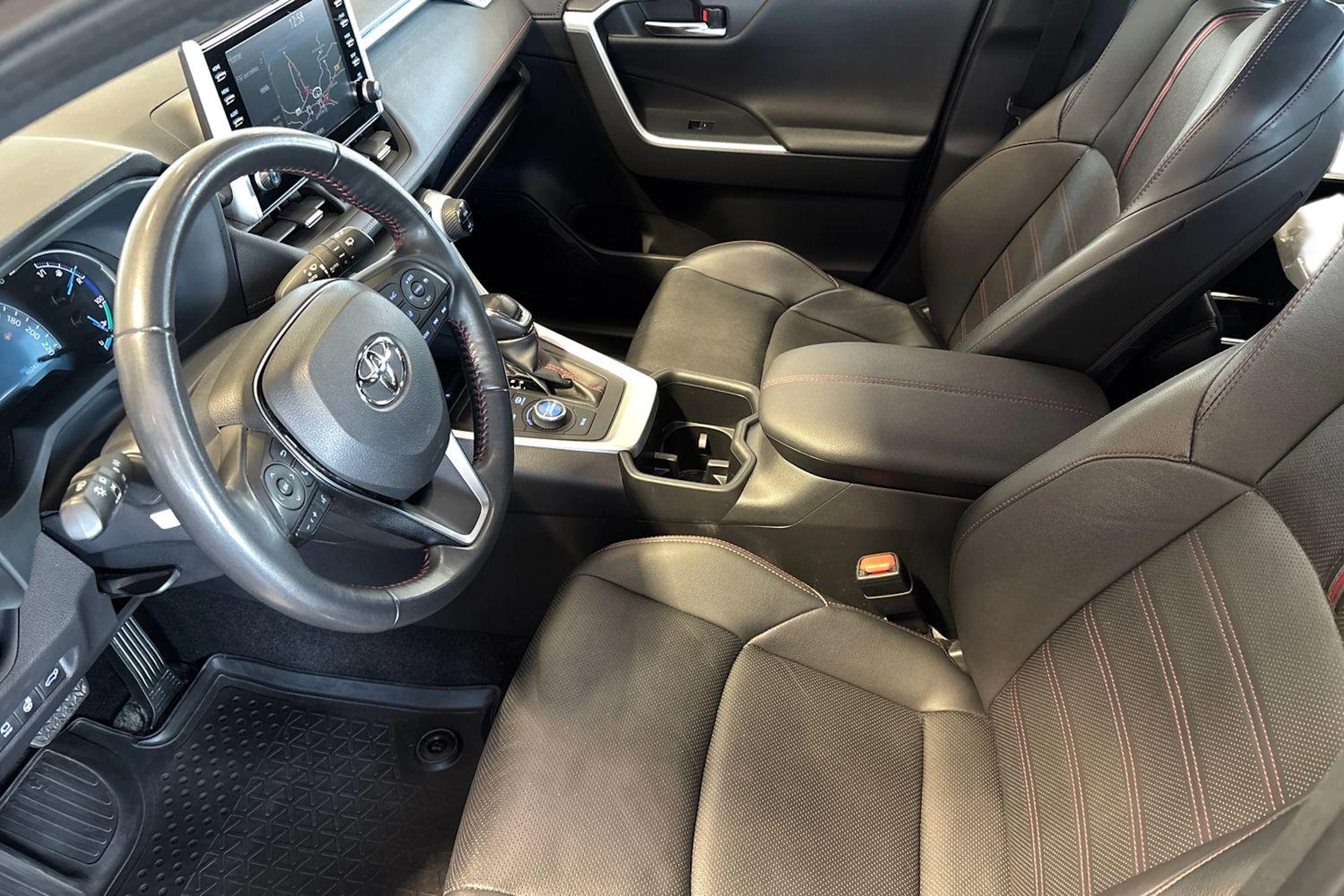 Harmaa Toyota RAV4 2022 kuva 8.