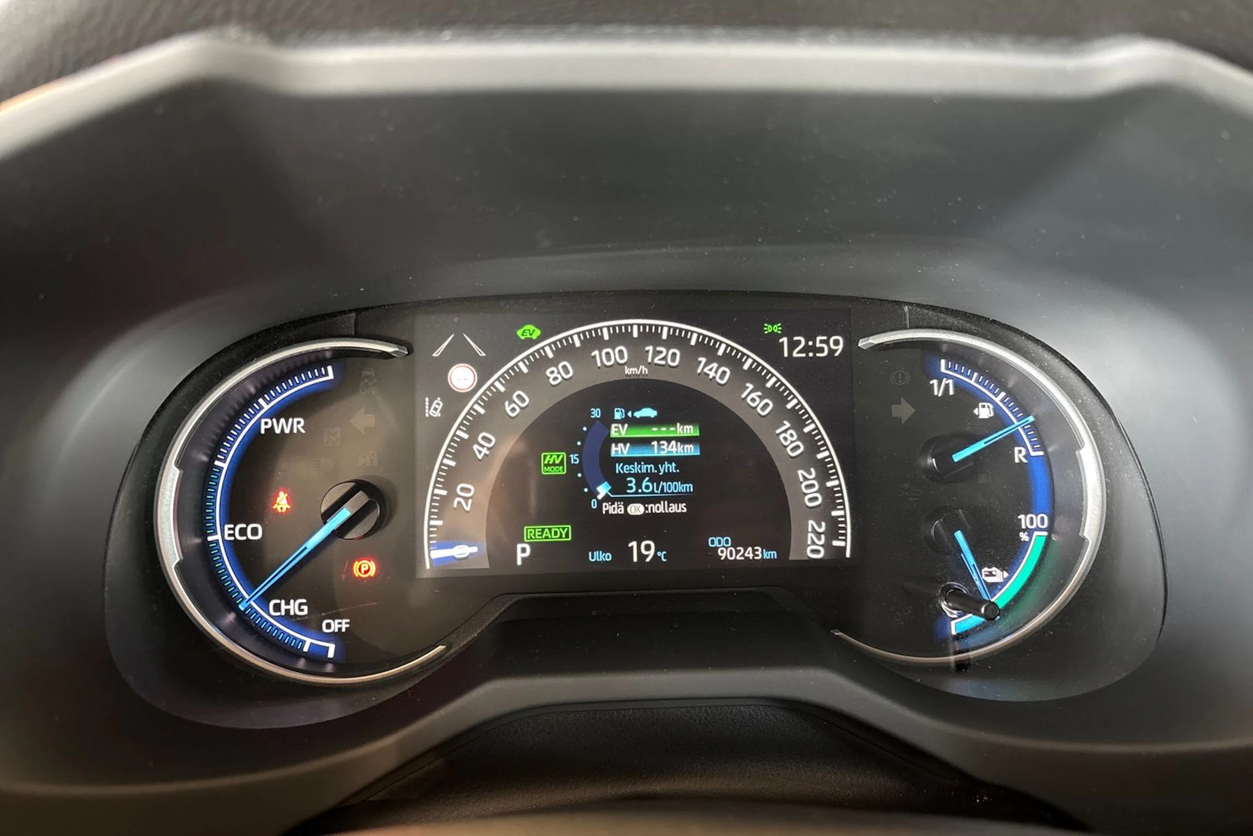 Harmaa Toyota RAV4 2022 kuva 16.