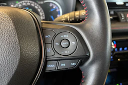 Harmaa Toyota RAV4 2022 kuva 18.