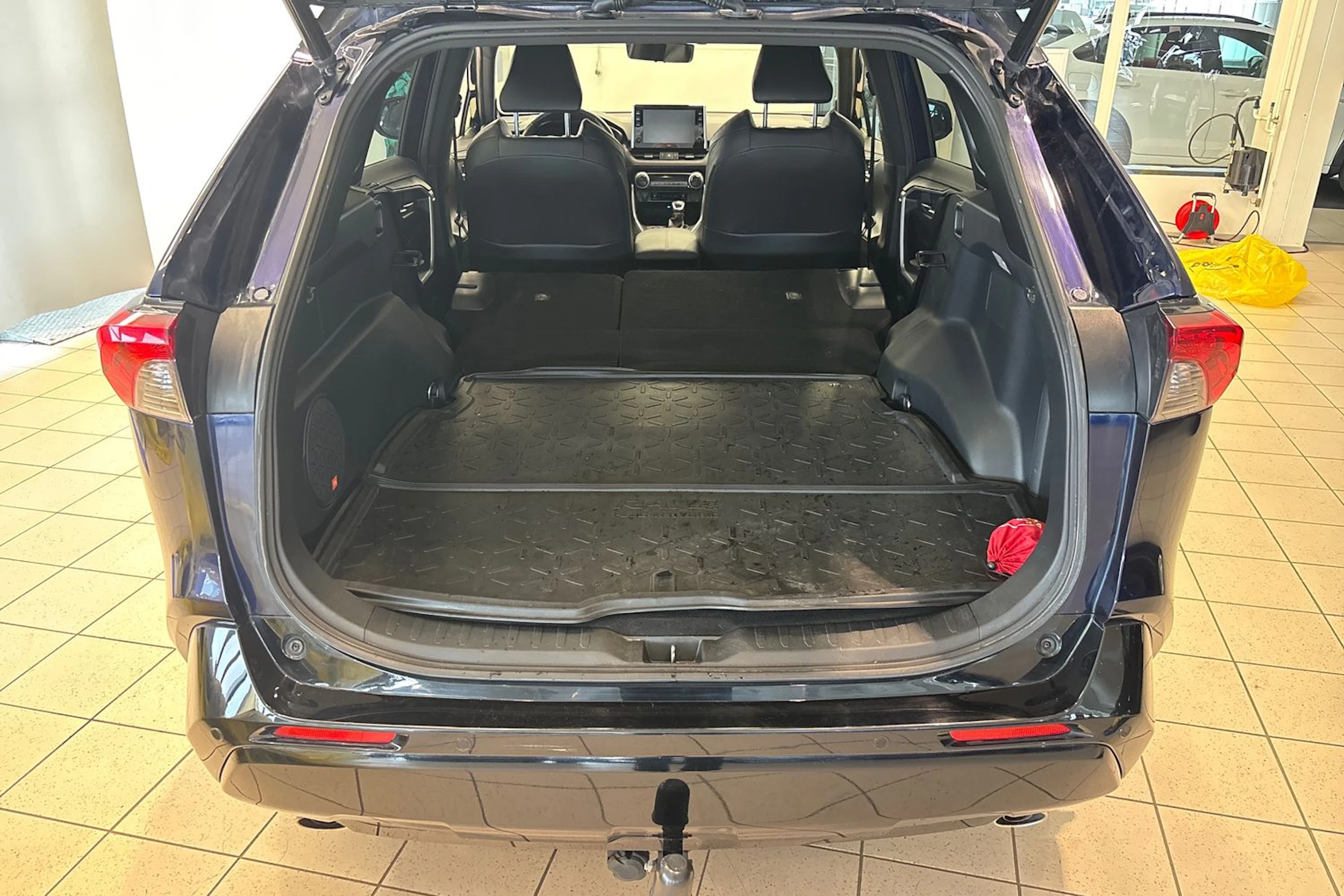 Sininen Toyota RAV4 2022 kuva 13.
