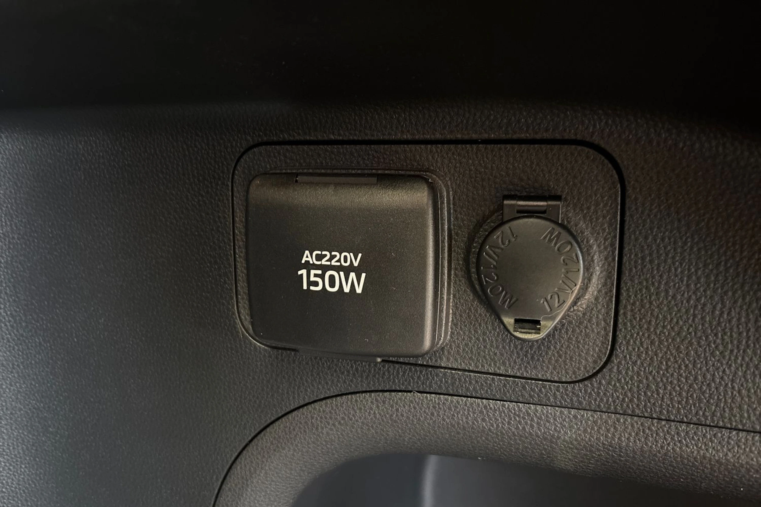 Sininen Toyota RAV4 2022 kuva 17.