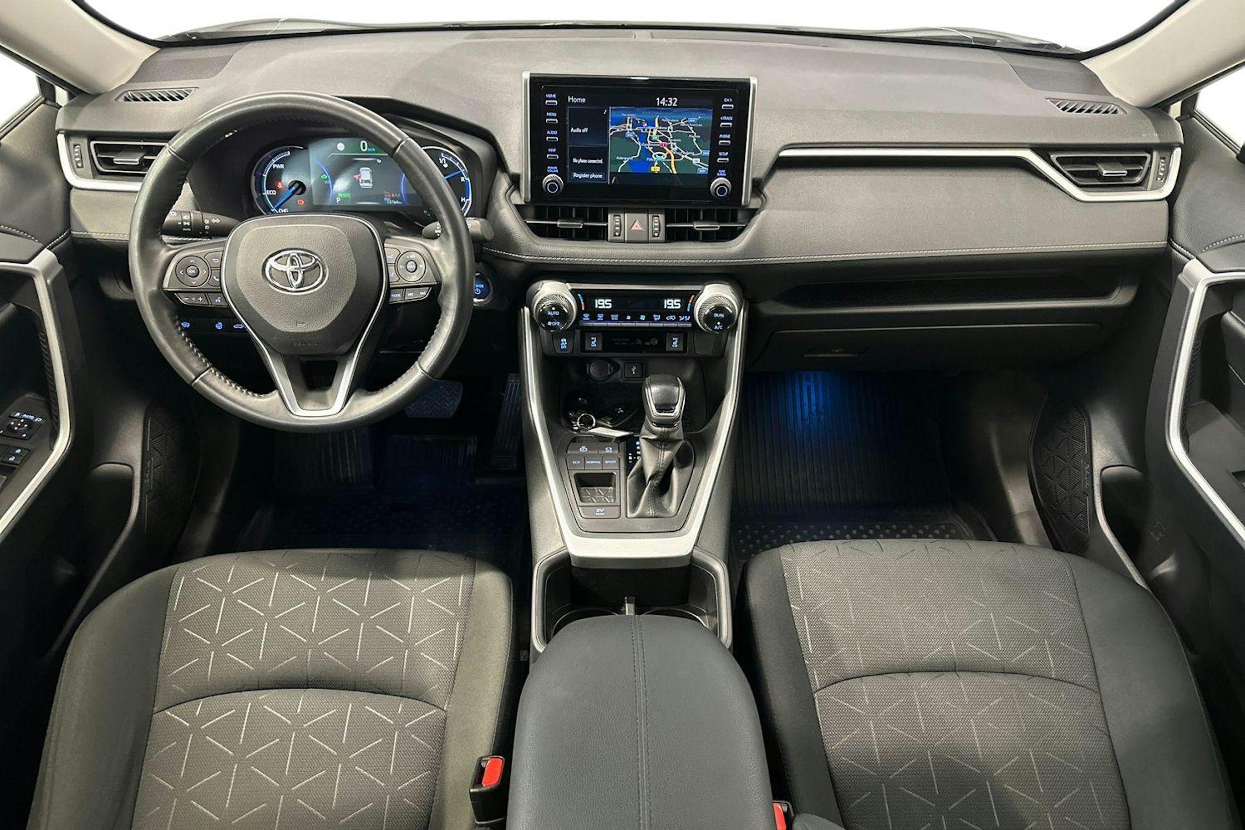 valkoinen Toyota RAV4 2022 kuva 9.