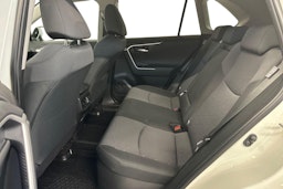 valkoinen Toyota RAV4 2022 kuva 10.
