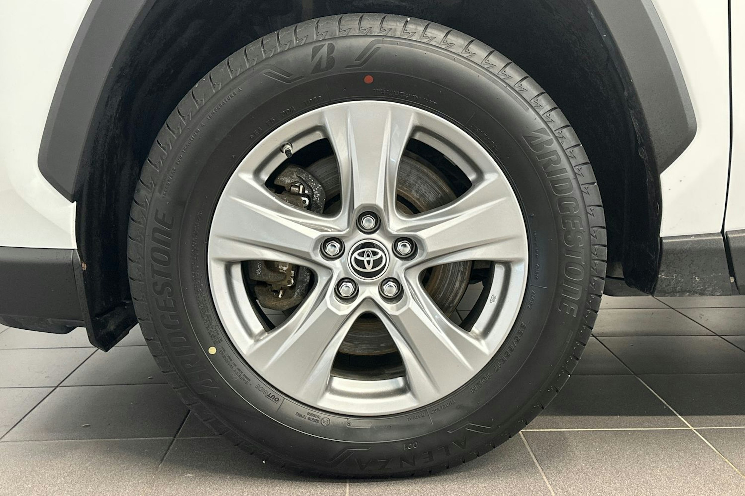 valkoinen Toyota RAV4 2022 kuva 11.
