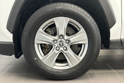 valkoinen Toyota RAV4 2022 kuva 11.
