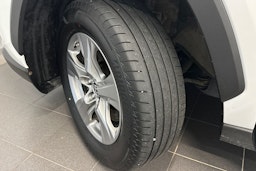valkoinen Toyota RAV4 2022 kuva 13.