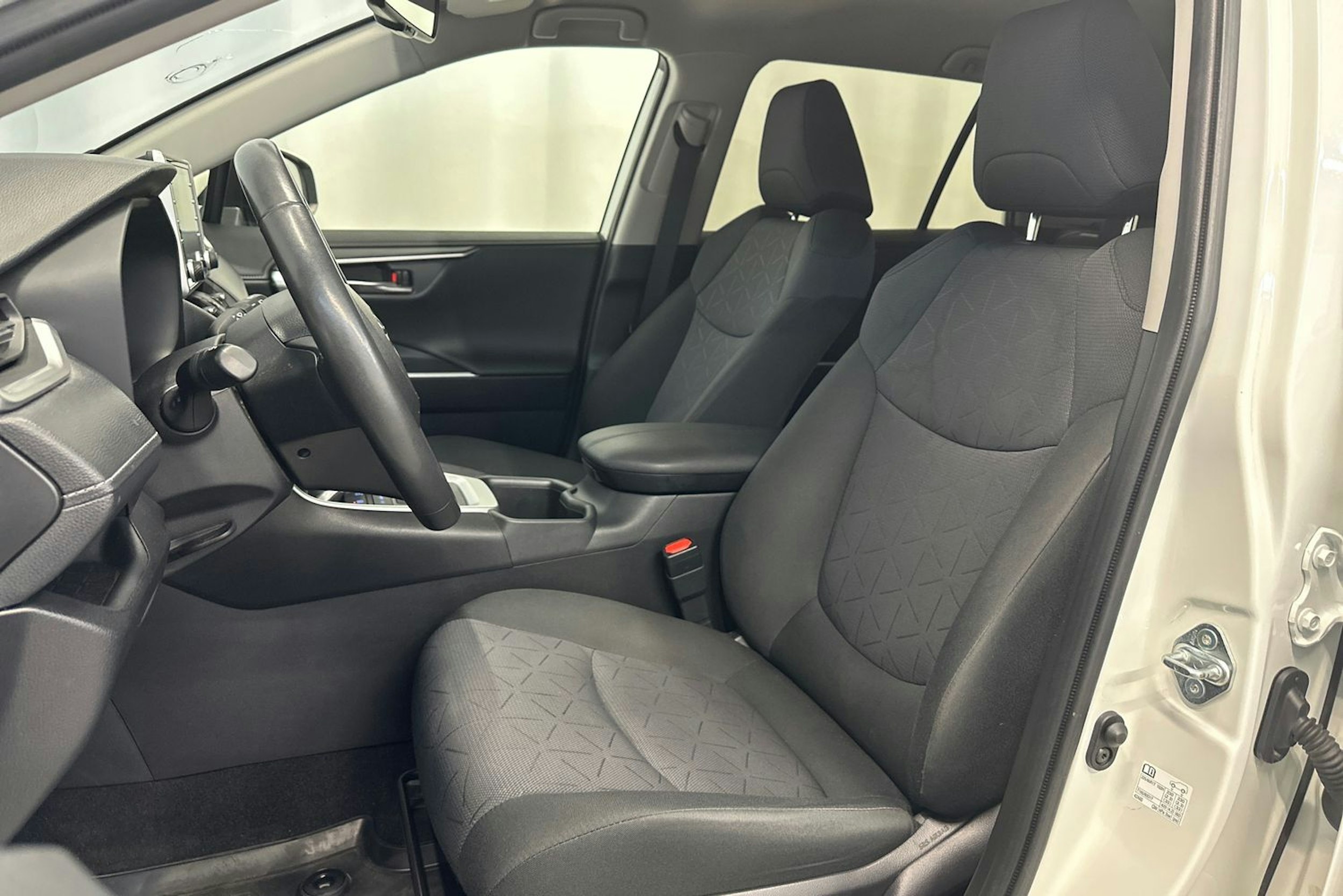 valkoinen Toyota RAV4 2022 kuva 14.