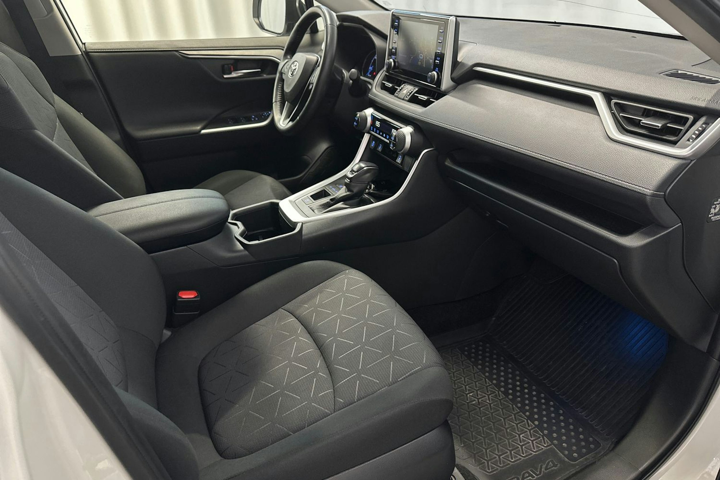 valkoinen Toyota RAV4 2022 kuva 15.