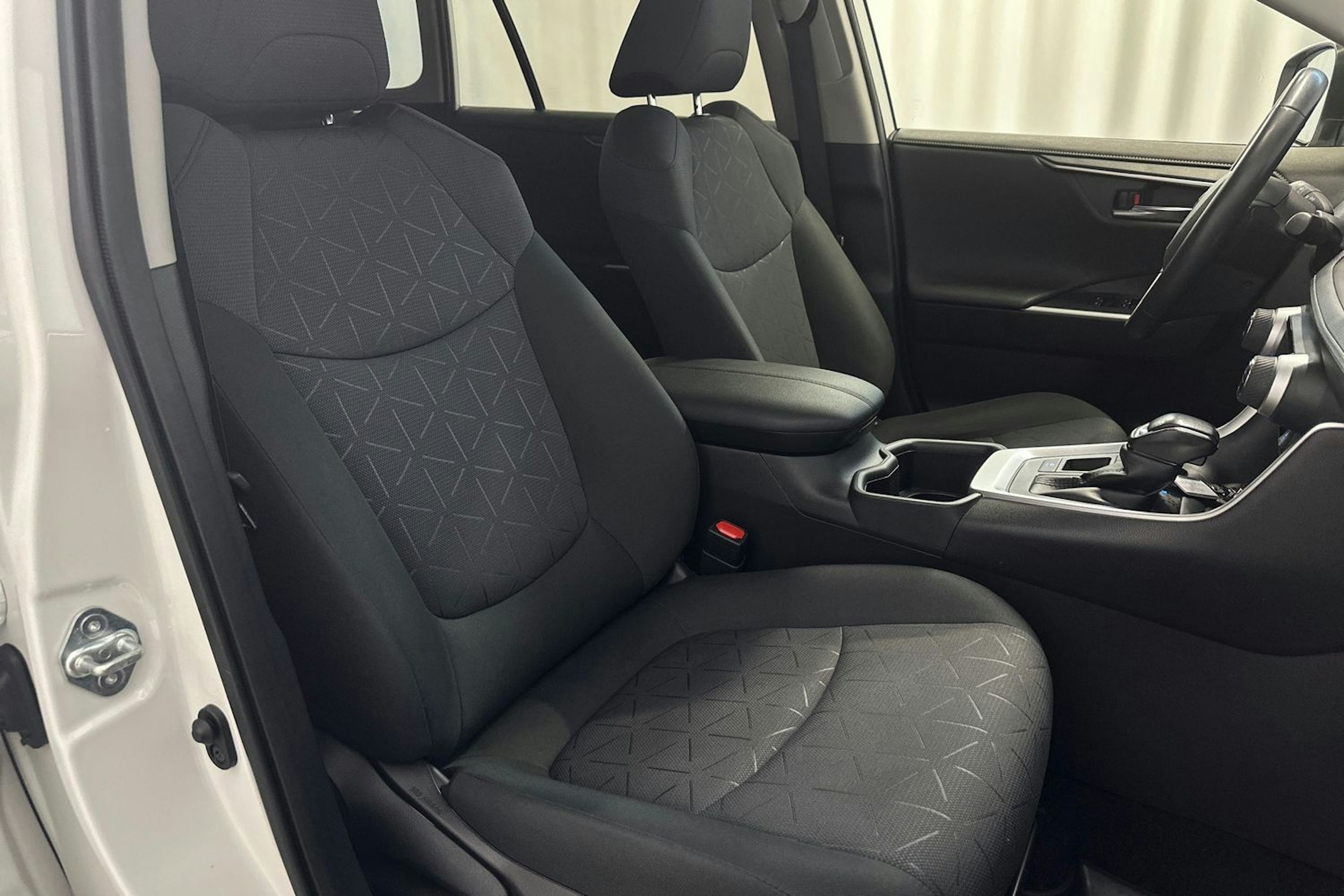 valkoinen Toyota RAV4 2022 kuva 16.