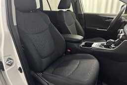 valkoinen Toyota RAV4 2022 kuva 16.