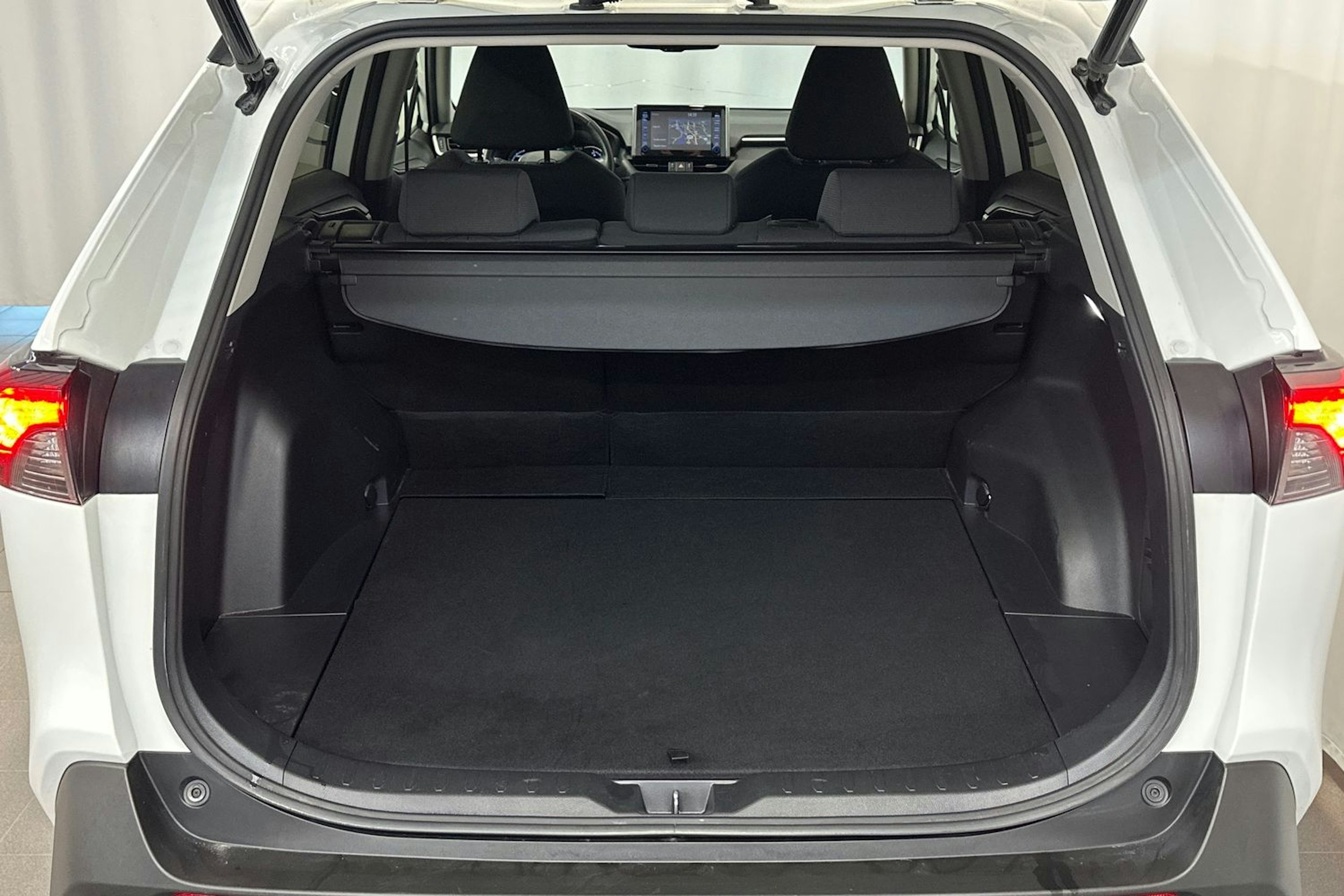 valkoinen Toyota RAV4 2022 kuva 17.