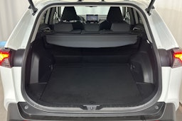 valkoinen Toyota RAV4 2022 kuva 17.