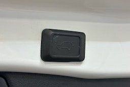 valkoinen Toyota RAV4 2022 kuva 18.