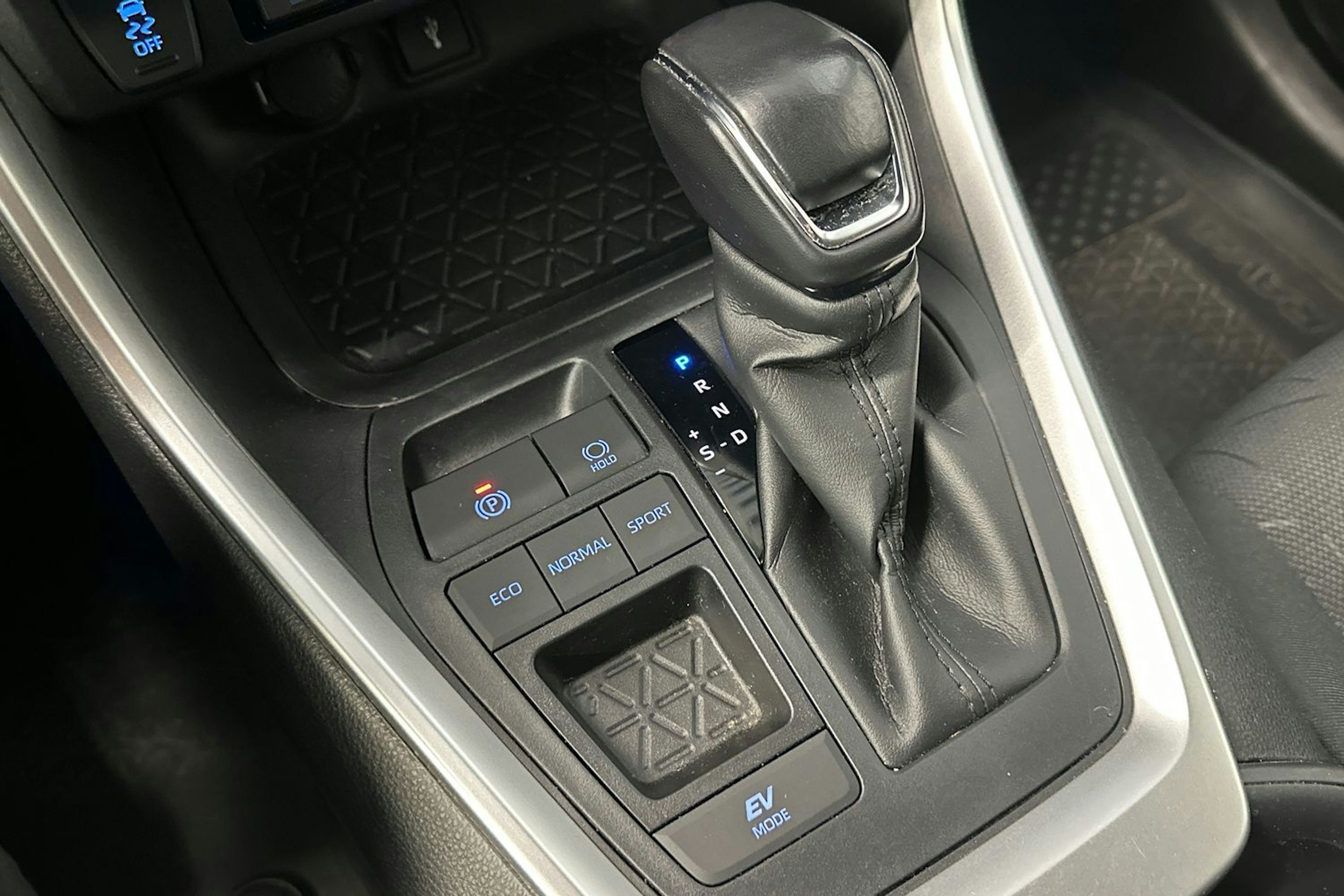 valkoinen Toyota RAV4 2022 kuva 26.