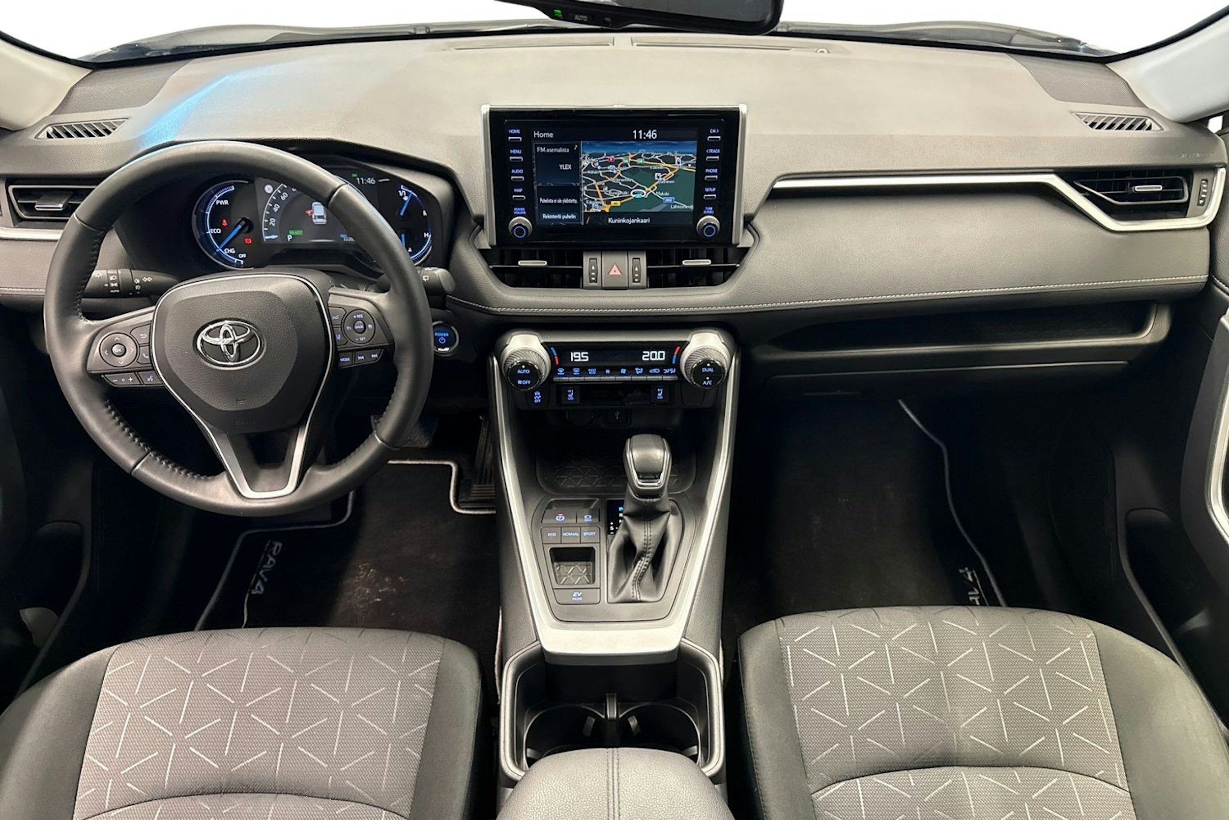 valkoinen Toyota RAV4 2022 kuva 7.