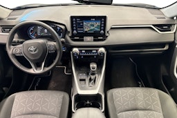 valkoinen Toyota RAV4 2022 kuva 7.