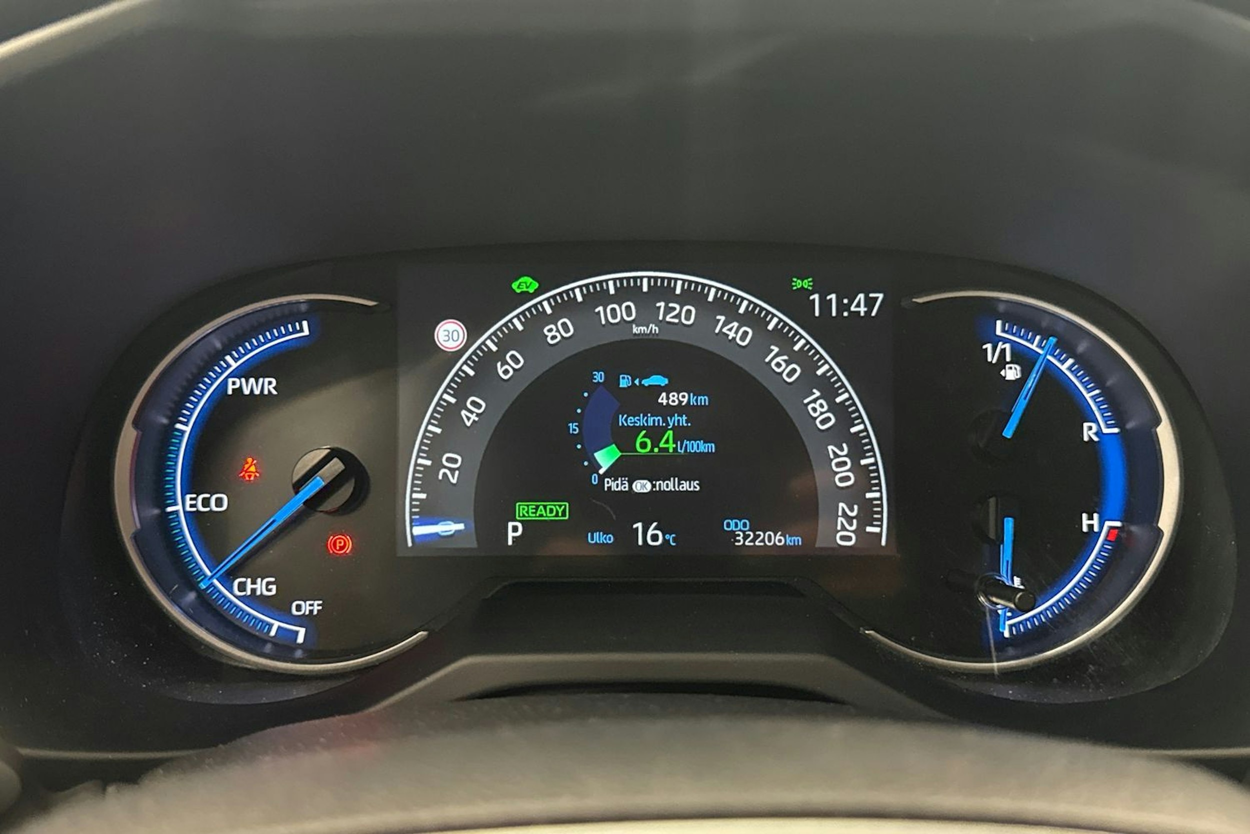 valkoinen Toyota RAV4 2022 kuva 14.