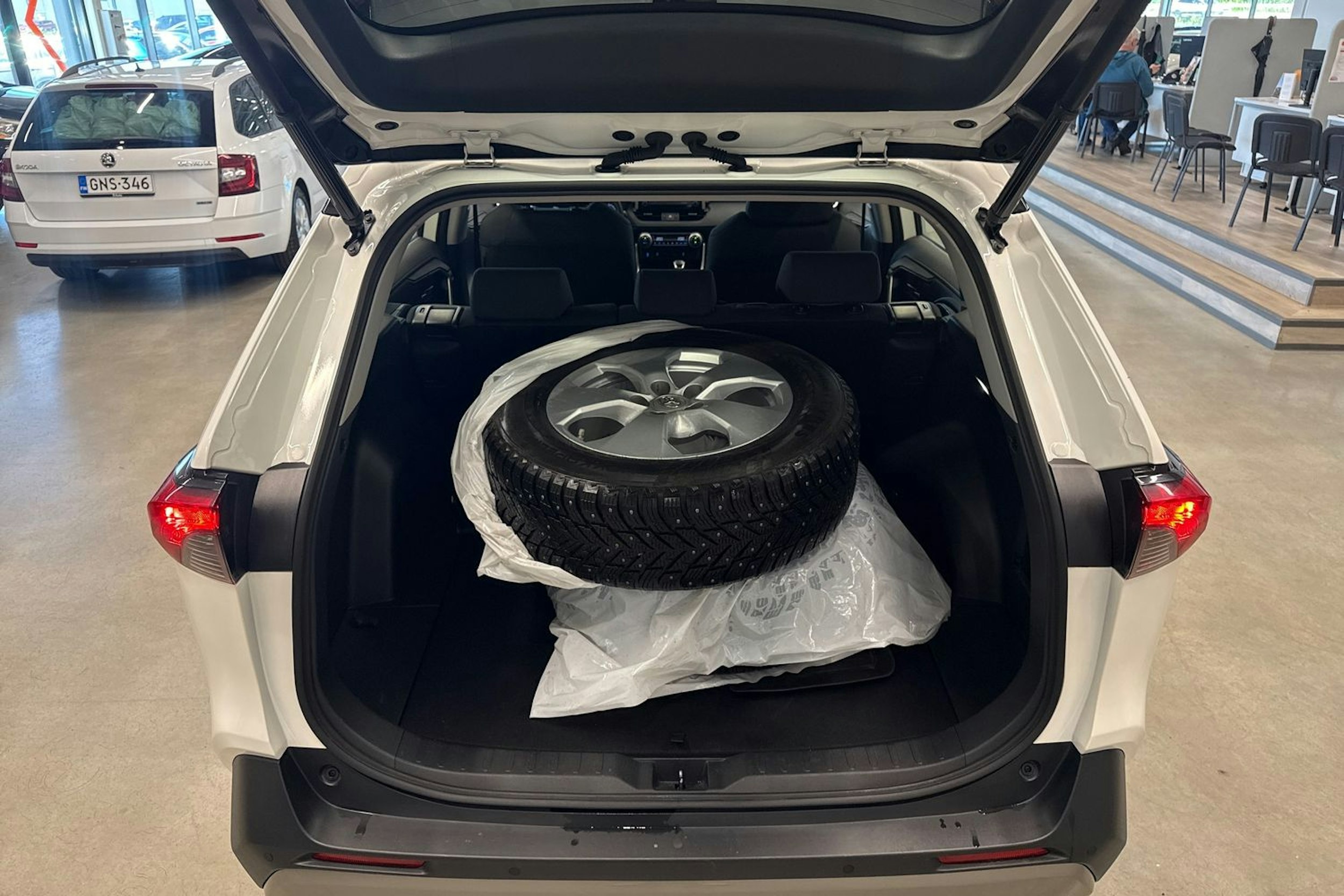 valkoinen Toyota RAV4 2022 kuva 21.