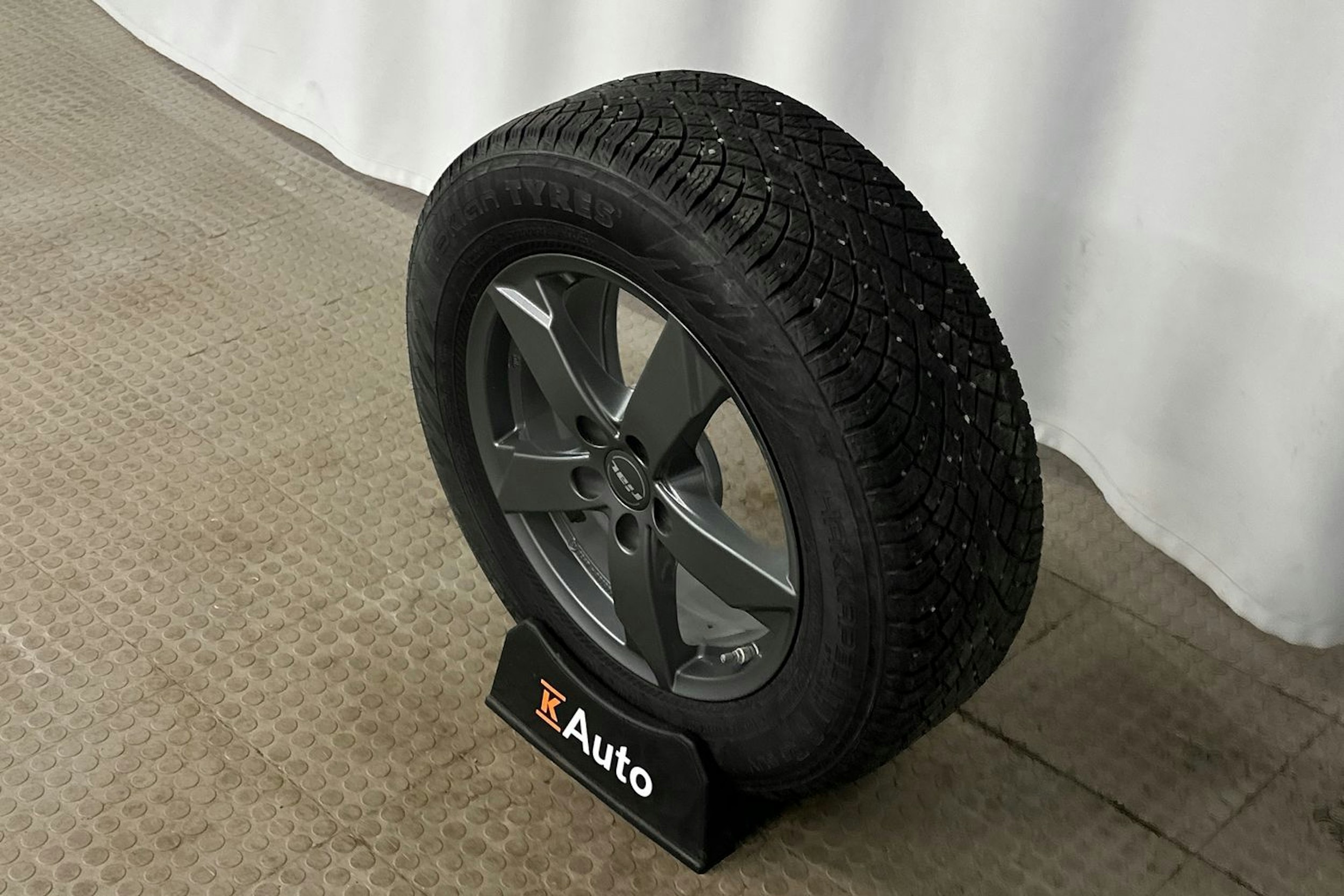 harmaa Toyota RAV4 2022 kuva 13.