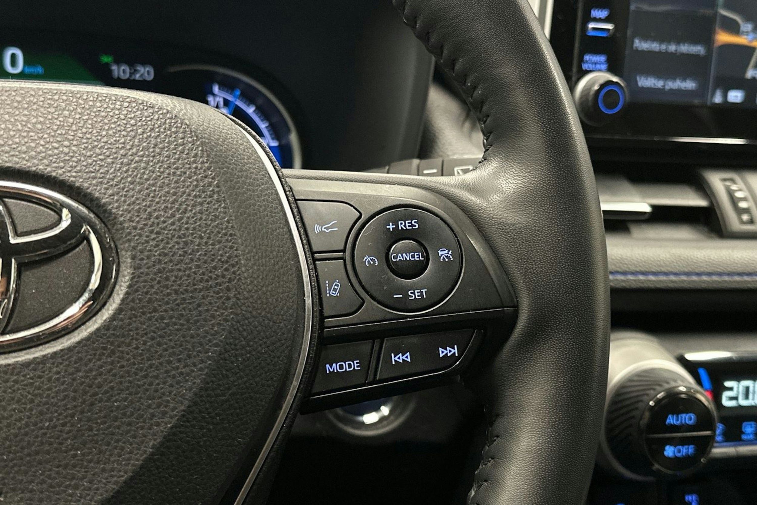 harmaa Toyota RAV4 2022 kuva 22.