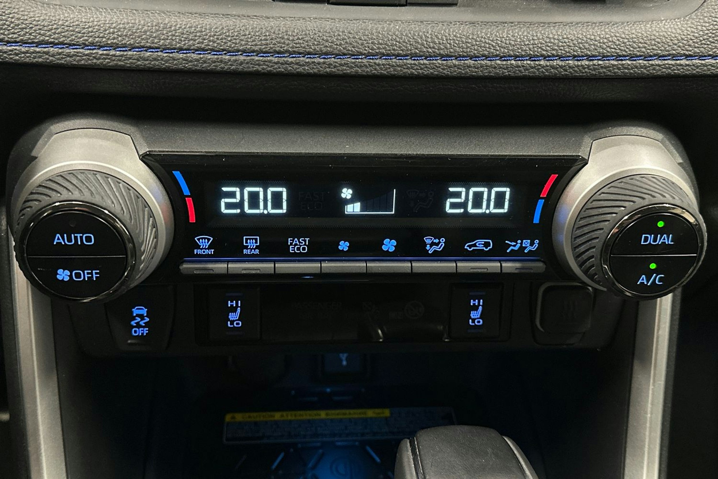 harmaa Toyota RAV4 2022 kuva 27.