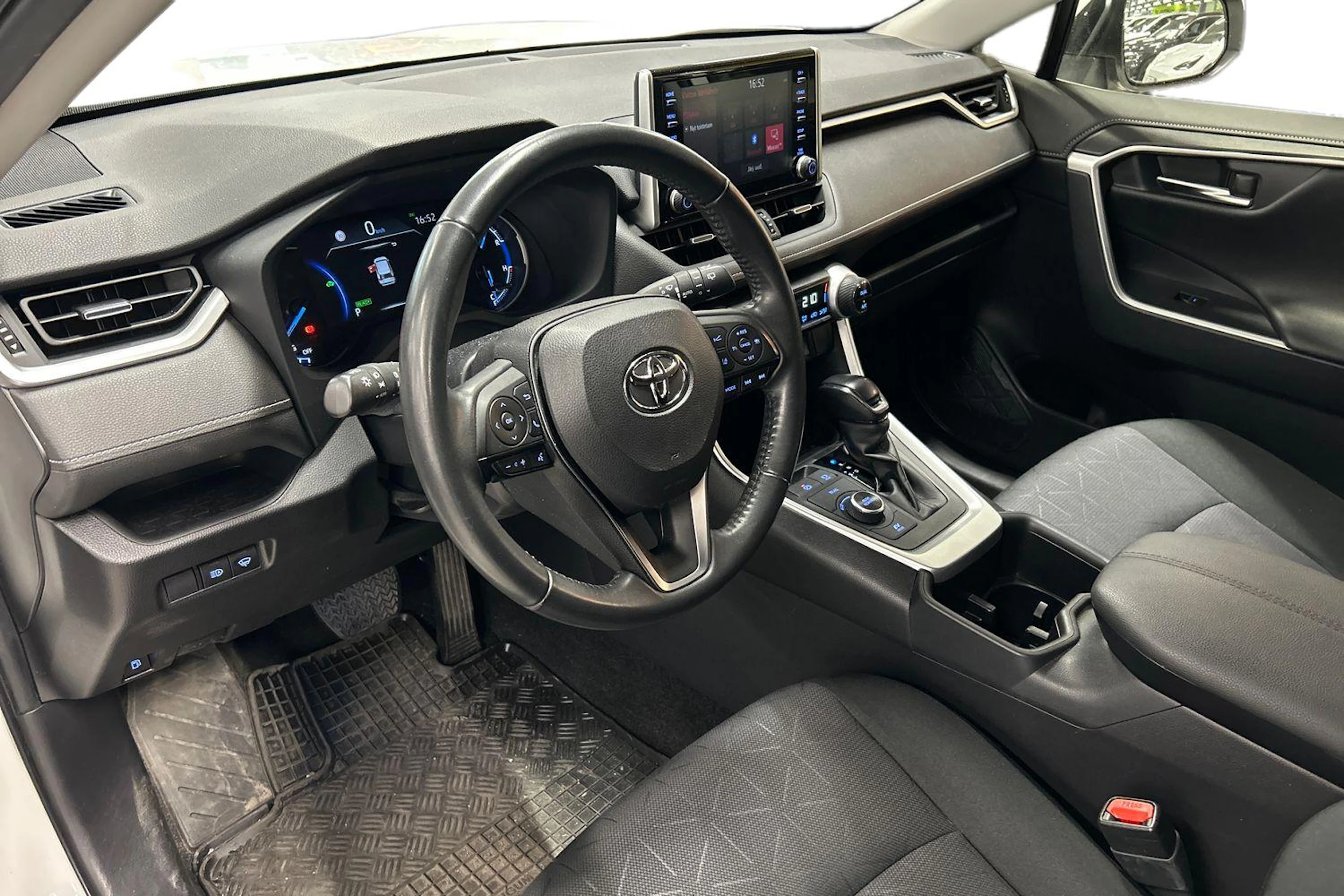 valkoinen Toyota RAV4 2022 kuva 3.