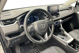 valkoinen Toyota RAV4 2022 kuva 8.