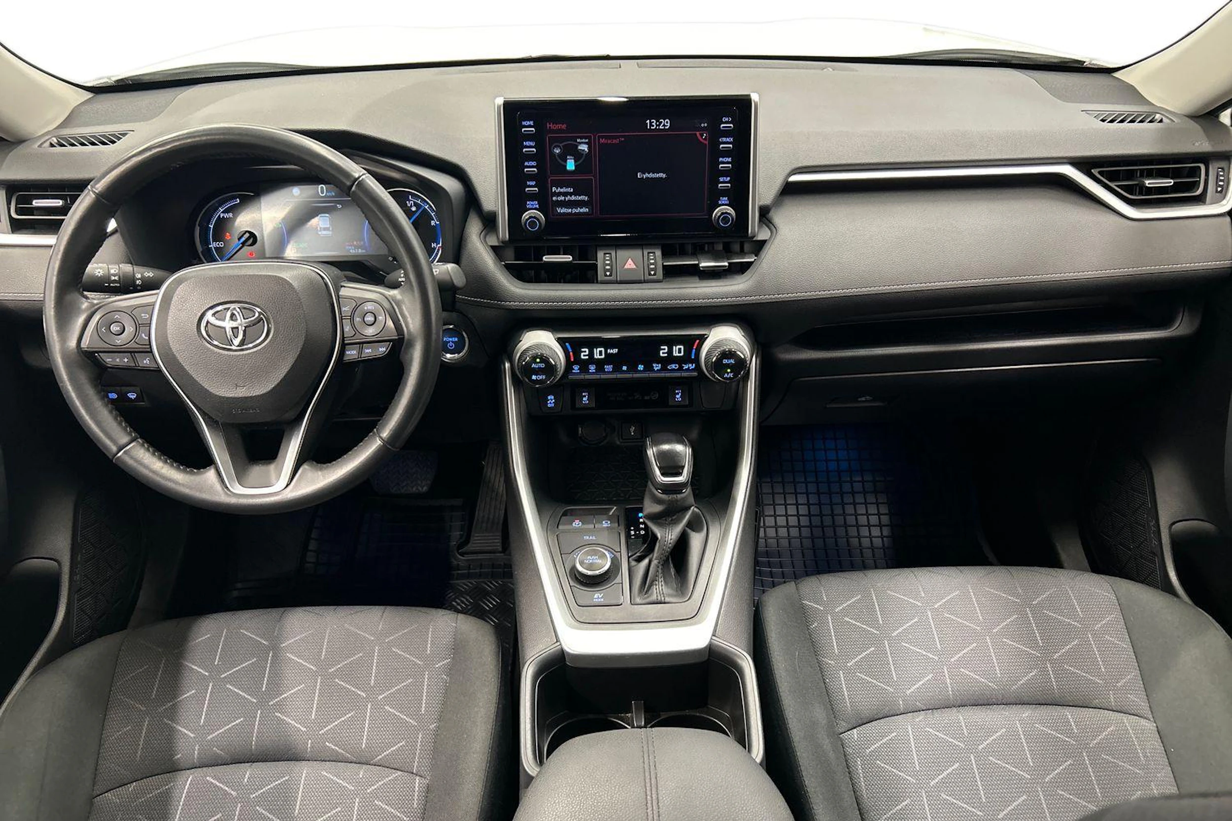 valkoinen Toyota RAV4 2022 kuva 9.